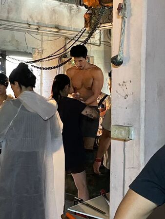 ▲▼傅孟柏半裸炸出大胸肌。(圖/翻攝自臉書)