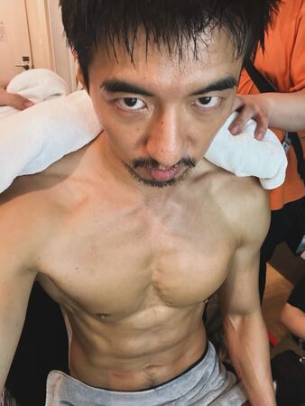 ▲▼傅孟柏半裸炸出大胸肌。(圖/翻攝自臉書)