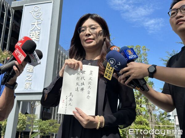 ▲▼ 鄭麗文拜訪馬英九,與馬英九基金會執行長蕭旭岑合影 。(圖/記者崔至雲攝)