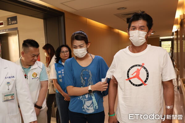 ▲苗栗護童超人林姓男子今中午康復出院,副縣長頒贈感謝狀,切蛋糕慶祝重生,醫院送籃球給受運動的林先生。(圖/記者楊永盛攝)