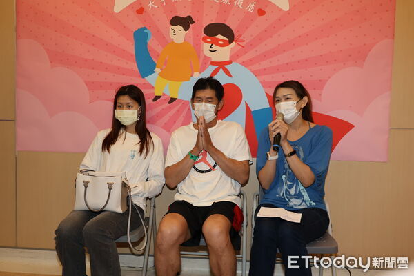 ▲苗栗護童超人林姓男子今中午康復出院,副縣長頒贈感謝狀,切蛋糕慶祝重生,醫院送籃球給受運動的林先生。(圖/記者楊永盛攝)