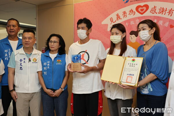 ▲苗栗護童超人林姓男子今中午康復出院,副縣長頒贈感謝狀,切蛋糕慶祝重生,醫院送籃球給受運動的林先生。(圖/記者楊永盛攝)