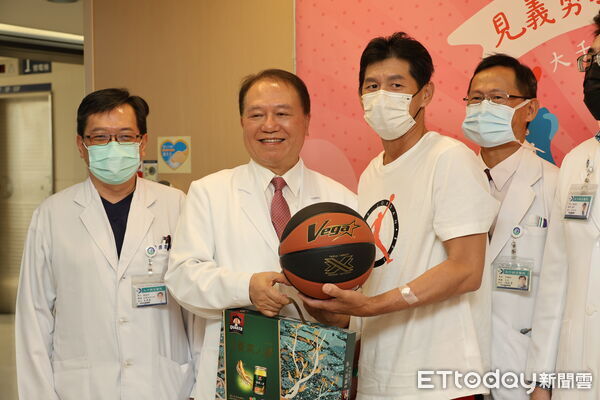▲苗栗護童超人林姓男子今中午康復出院,副縣長頒贈感謝狀,切蛋糕慶祝重生,醫院送籃球給受運動的林先生。(圖/記者楊永盛攝)