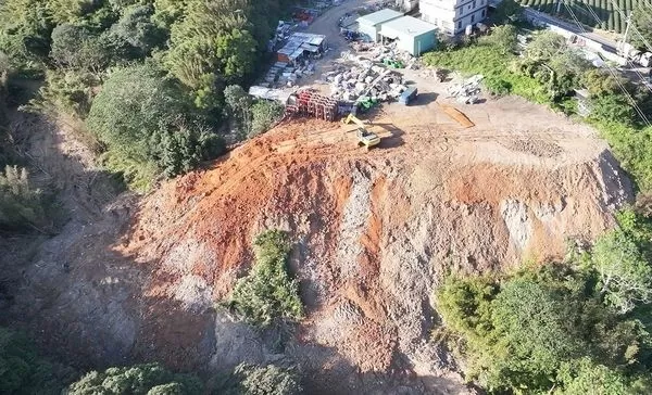 ▲桃園地檢署指揮警方與環保局查獲以徐姓男子為首之非法回填廢棄物集團,查出在桃園市三處山坡地與農地濫墾、回填廢土與汙染農地事實,圖為現場空拍照片。(圖/桃園地檢署提供)