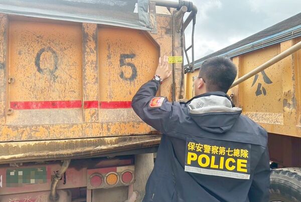 ▲桃園地檢署指揮專案小組保七總隊人員查扣現場作業之曳引車車斗。(圖/桃園地檢署提供)