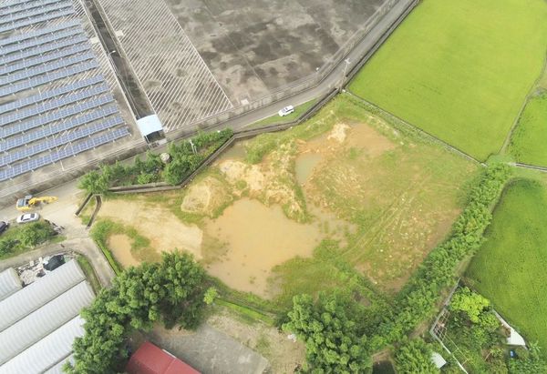 ▲桃園地檢署指揮警方與環保局查獲以徐姓男子為首之非法回填廢棄物集團,圖為現場空拍照片。(圖/桃園地檢署提供)