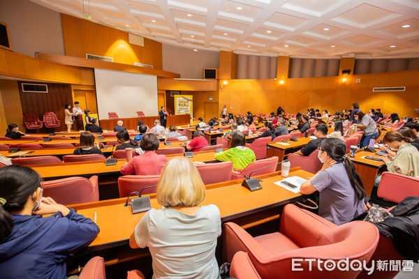 ▲嘉南藥理大學與南市府共同舉辦「受虐兒少評估與處遇實務交流研討會」,凝聚跨域力量守護孩子安全。(記者林東良翻攝,下同)