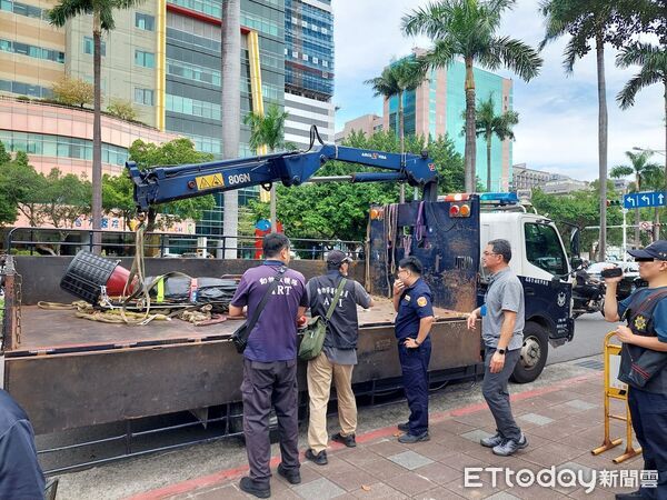 嘉義阮姓男子帶鱷魚到立法院抗議。(圖/台北市動保處提供)