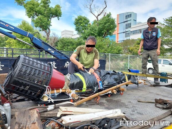 嘉義阮姓男子帶鱷魚到立法院抗議。(圖/台北市動保處提供)