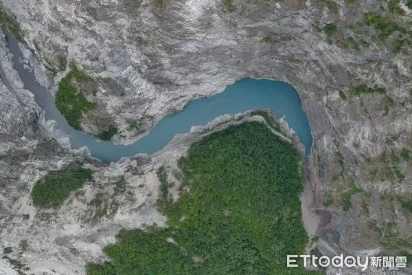 ▲▼ 太魯閣國家公園燕子口步道附近土石崩落,立霧溪河道受阻形成堰塞湖。(圖/農業部林業及自然保育署花蓮分署提供)