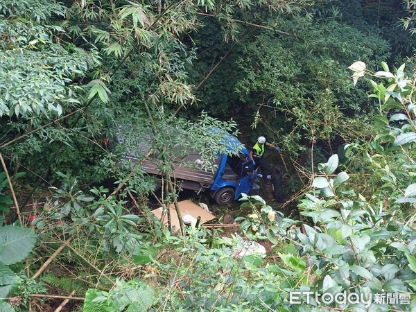 ▲新北坪林小貨車墜落山谷,警消人員正協助駕駛脫困中。(圖/記者陸運陞翻攝)