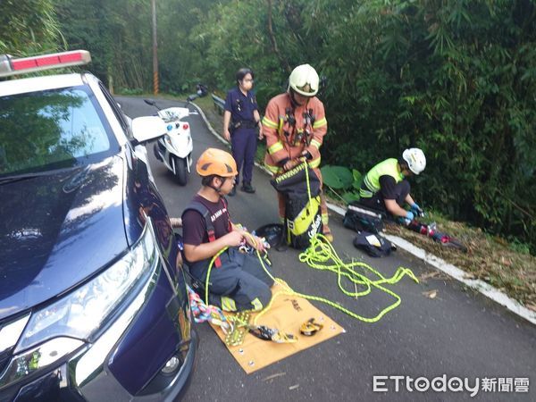▲新北坪林小貨車墜落山谷,警消人員正協助駕駛脫困中。(圖/記者陸運陞翻攝)