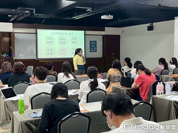 ▲台南市勞工局辦理外國人管理人員研習課程,導入RBA概念推動永續職場。(記者林東良翻攝,下同)