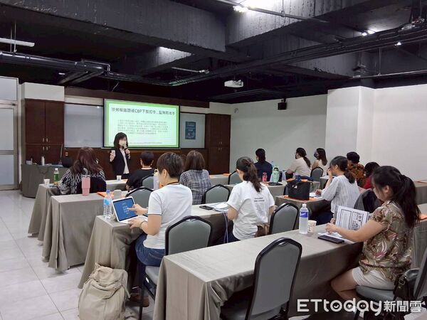 ▲台南市勞工局辦理外國人管理人員研習課程,導入RBA概念推動永續職場。(記者林東良翻攝,下同)