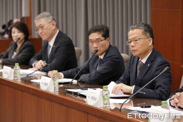 ▲▼長榮航空就孫姓空姐生病值勤往生事件召開記者會,由總經理孫嘉明率一級主管出面對外說明。(圖/記者湯興漢攝)