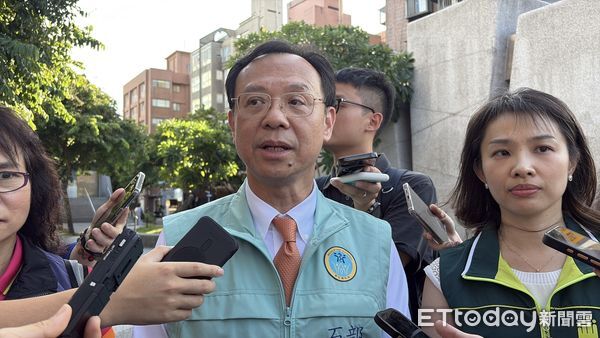 ▲▼衛福部長石崇良率隊稽查超商加熱菸販售狀況。(圖/記者洪巧藍攝)