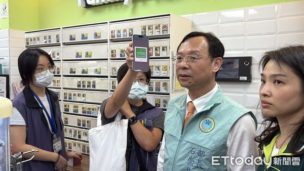 ▲▼衛福部長石崇良率隊稽查超商加熱菸販售狀況。(圖/記者洪巧藍攝)