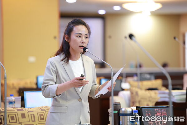 ▲市議員余柷青質疑動保處取消術前全身照規定,恐讓「假結紮真詐財」再現。(記者林東良翻攝,下同)