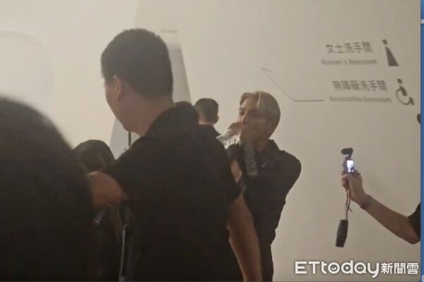 ▲小煜內急經過媒體受訪區。(圖/記者蕭采薇攝)