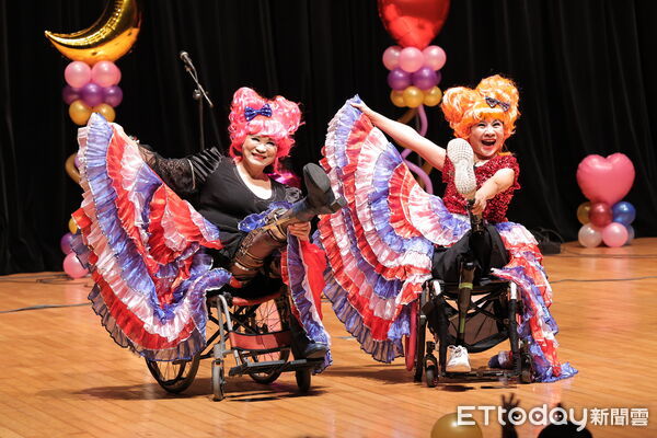 ▲「有愛無礙」混障綜藝團基隆開演。(圖/記者郭世賢翻攝)