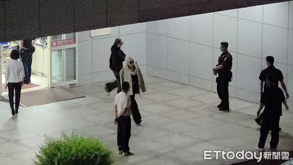 ▲▼直擊/BLACKPINK深夜抵高雄!Lisa超萌探頭打招呼 鐵粉帶義美泡芙。(圖/記者吳睿慈攝)