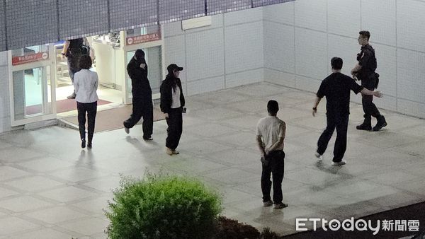 ▲▼直擊/BLACKPINK深夜抵高雄!Lisa超萌探頭打招呼 鐵粉帶義美泡芙。(圖/記者吳睿慈攝)