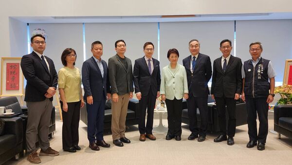 ▲右四起台中市場盧秀燕與貿協董事長黃志芳率雙方團隊合影。(圖/貿協提供)