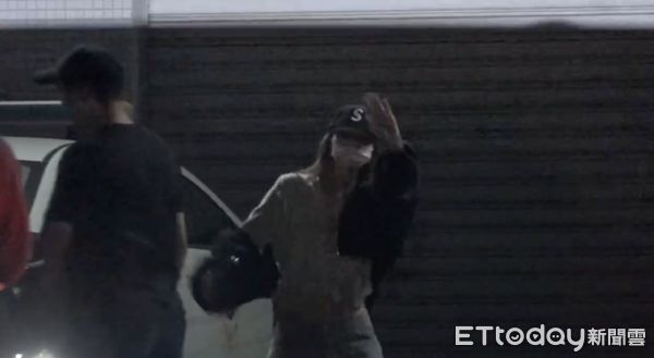 ▲▼直擊/BLACKPINK深夜抵高雄!Lisa超萌探頭打招呼 鐵粉帶義美泡芙。(圖/記者劉亮亨攝)