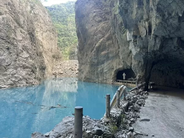 ▲▼立霧溪堰塞湖今昔照片。(圖/翻攝臉書/林業及自然保育署花蓮分署)