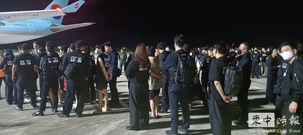 ▲▼64名涉嫌在柬埔寨從事電信詐騙的南韓公民18日清晨搭乘專機返抵南韓。(圖/取自柬中時報)