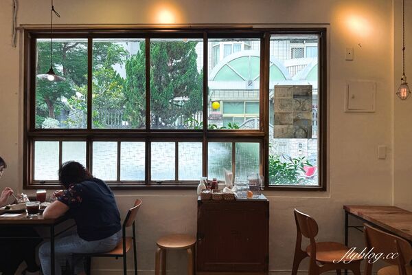 ▲▼台中西區老宅改建早午餐店「田樂小公園店」,坐擁公園綠意美景。(圖/部落客飛天璇提供)