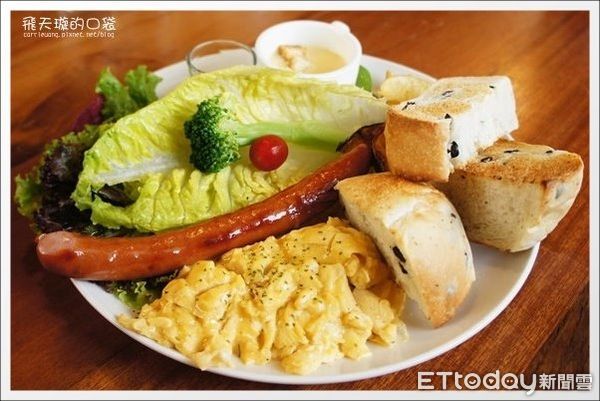 ▲▼台中西區老宅改建早午餐店「田樂小公園店」,坐擁公園綠意美景。(圖/部落客飛天璇提供)