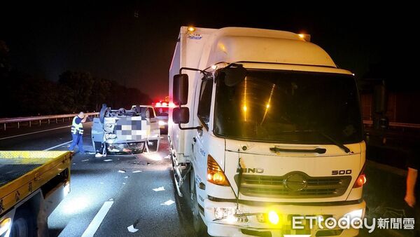 ▲▼國道一號南下320.3K處,今日凌晨發生一起車禍事故。(圖/記者林東良翻攝)