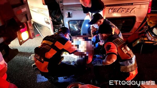 ▲▼國道一號南下320.3K處,今日凌晨發生一起車禍事故。(圖/記者林東良翻攝)