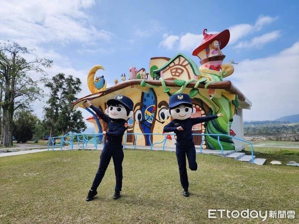 ▲警察大頭寶寶走入台東觀光景點。(圖/記者楊晨東翻攝)