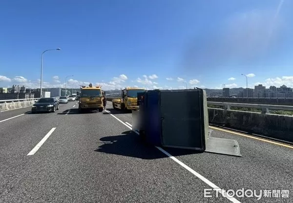 ▲▼70歲吳男駕自小貨車,疑操作不當翻覆國道1號五楊高架。(圖/國道警方提供)