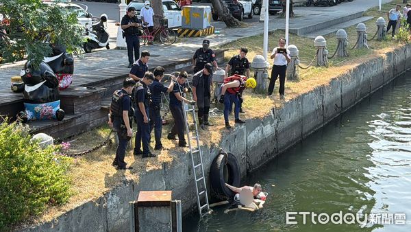 ▲▼莊男與太太在愛河畔散步,看見五福橋上有黑影掉落,上前查看發現竟是人,隨即拿救出圈跳下救人。(圖/記者吳世龍攝)