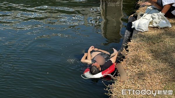 ▲▼莊男與太太在愛河畔散步,看見五福橋上有黑影掉落,上前查看發現竟是人,隨即拿救出圈跳下救人。(圖/記者吳世龍攝)