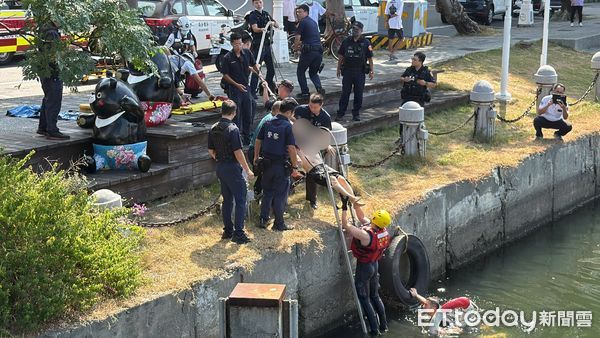 ▲▼莊男與太太在愛河畔散步,看見五福橋上有黑影掉落,上前查看發現竟是人,隨即拿救出圈跳下救人。(圖/記者吳世龍攝)