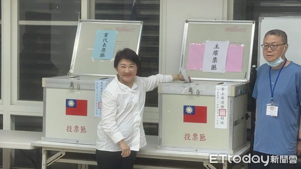 ▲盧秀燕現身投票。(圖/記者白珈陽攝)