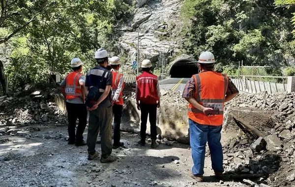 ▲行政院秘書長張惇涵進到花蓮燕子口堰塞湖第一線。(圖/翻攝自Facebook/張惇涵)