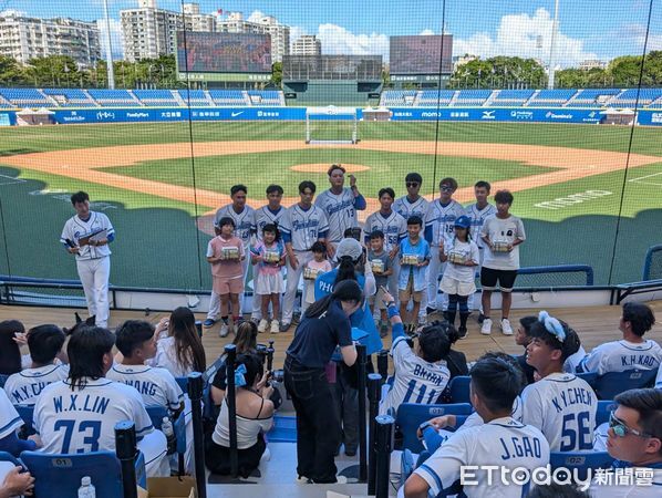 ▲悍將感恩會/不只會打球!富邦捐贈3輛小巴 攜手球迷送愛花蓮。(圖/記者胡冠辰攝)