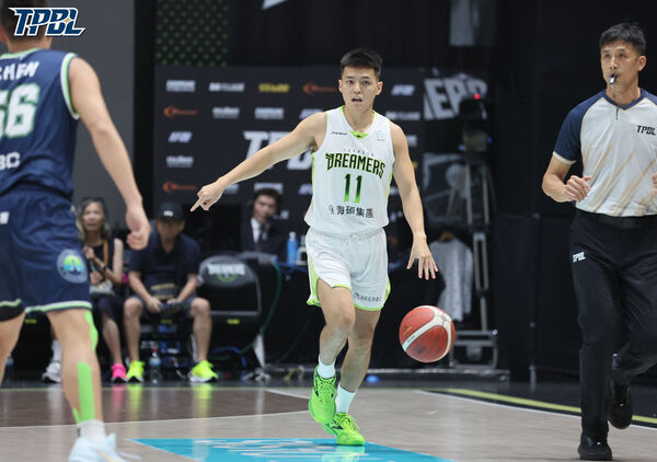 ▲林俊吉與運動品牌Mizuno合作推出個人專屬簽名鞋款,今日在主場開幕戰正式曝光。(圖/TPBL提供)