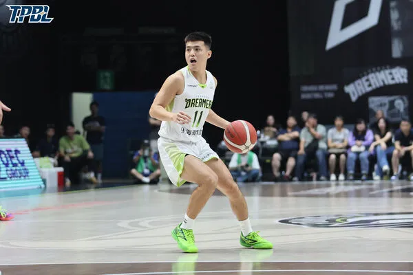 ▲林俊吉與運動品牌Mizuno合作推出個人專屬簽名鞋款,今日在主場開幕戰正式曝光。(圖/TPBL提供)