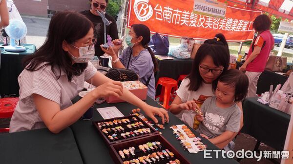 ▲台南市勞工局職訓成果展在曾文市政願景園區熱鬧登場,現場吸引眾多親子民眾同樂。(記者林東良翻攝,下同)