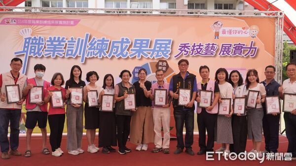 ▲台南市勞工局職訓成果展在曾文市政願景園區熱鬧登場,現場吸引眾多親子民眾同樂。(記者林東良翻攝,下同)
