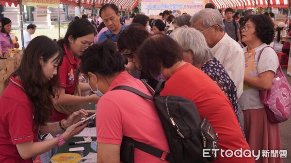 ▲台南市勞工局職訓成果展在曾文市政願景園區熱鬧登場,現場吸引眾多親子民眾同樂。(記者林東良翻攝,下同)