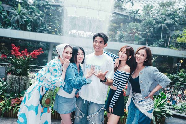 ▲▼花花(左起)、苗可麗、初孟軒、曾莞婷、周曉涵,出發前往新加坡旅遊。(圖/東森綜合台提供)