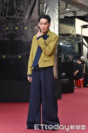 ▲第60屆戲劇類金鐘獎星光大道,星光大道主持人黃鐙輝。(圖/記者李毓康攝)