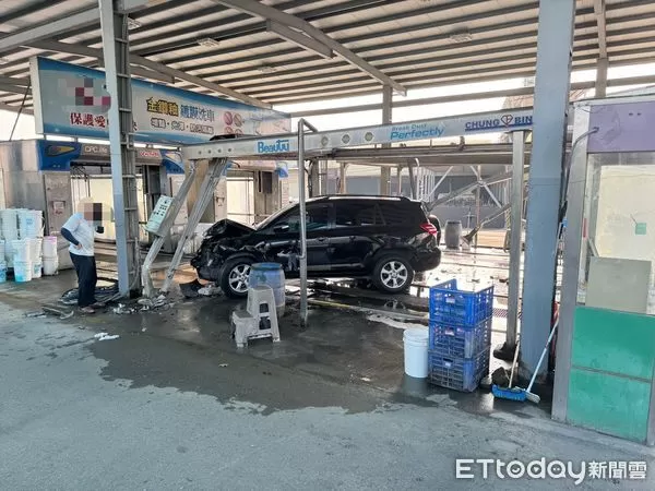 ▲▼劉姓男駕駛在排隊等候洗車時,疑因錯把油門當煞車,導致暴衝,不僅追撞前方車輛,更衝進洗車道,將一名員工當場撞倒並壓在車底,警消緊急到場協助脫困,傷者意識清楚但腿部受傷送醫。(圖/記者吳世龍翻攝)
